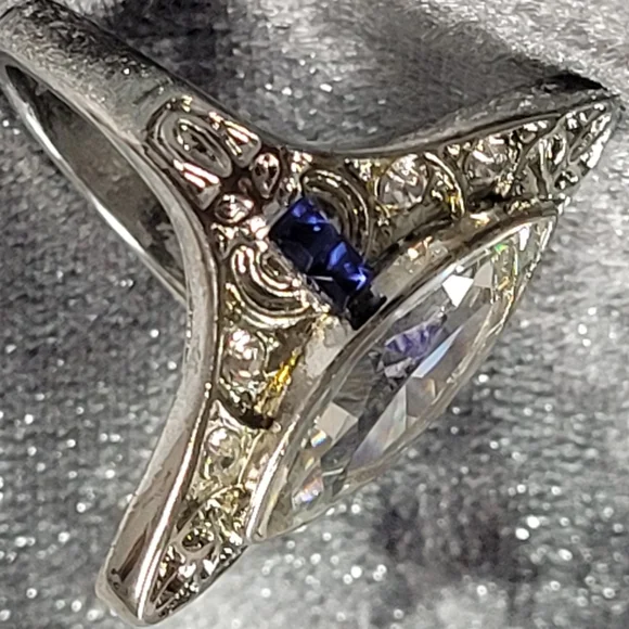 Floral Shaped Crystal Art Deco Ring - Picture 4 of 5